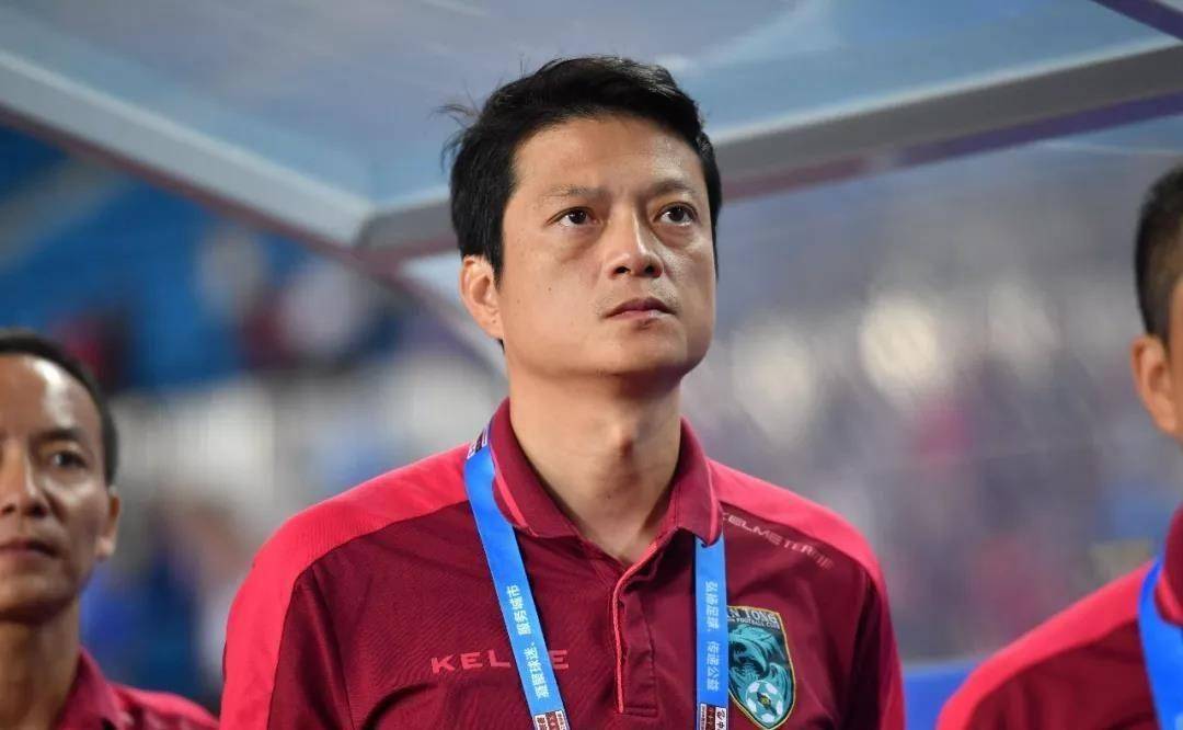 力压孙继海成为国足主力,险获亚洲冠军,29岁成中超最年轻教练_魏新