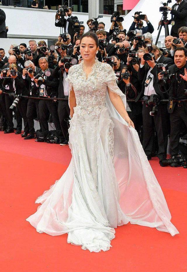 巩俐一袭蕾丝斗篷裙高调亮相戛纳,清场近3分钟走红毯尽显女王范_造型