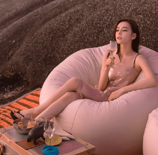迪丽热巴到底有多瘦?一单人沙发,却让她躺出"双人床"的感觉!