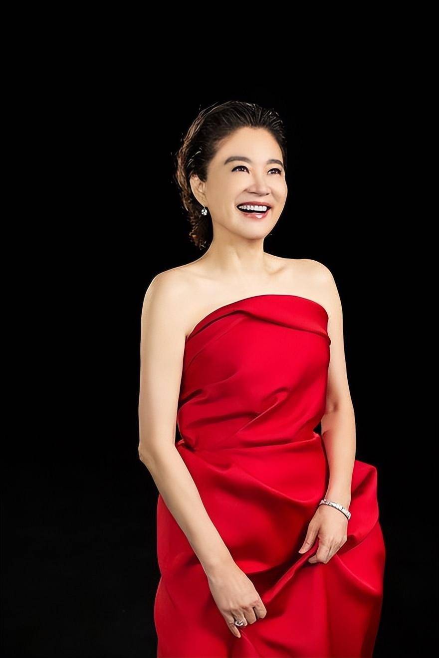 最美不过"林青霞"穿红裙,不管28岁还是68岁,同样美得明艳大方_红色