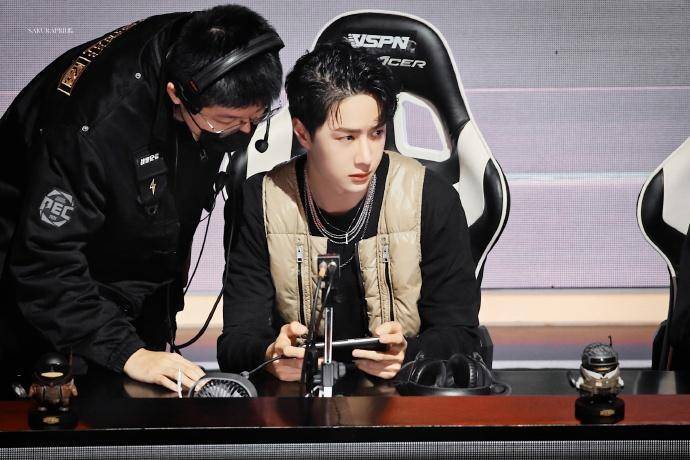 王一博首秀吃鸡,不求人开黑要躺赢|胭脂《青簪锁三千》甜宠爱情_郑爽