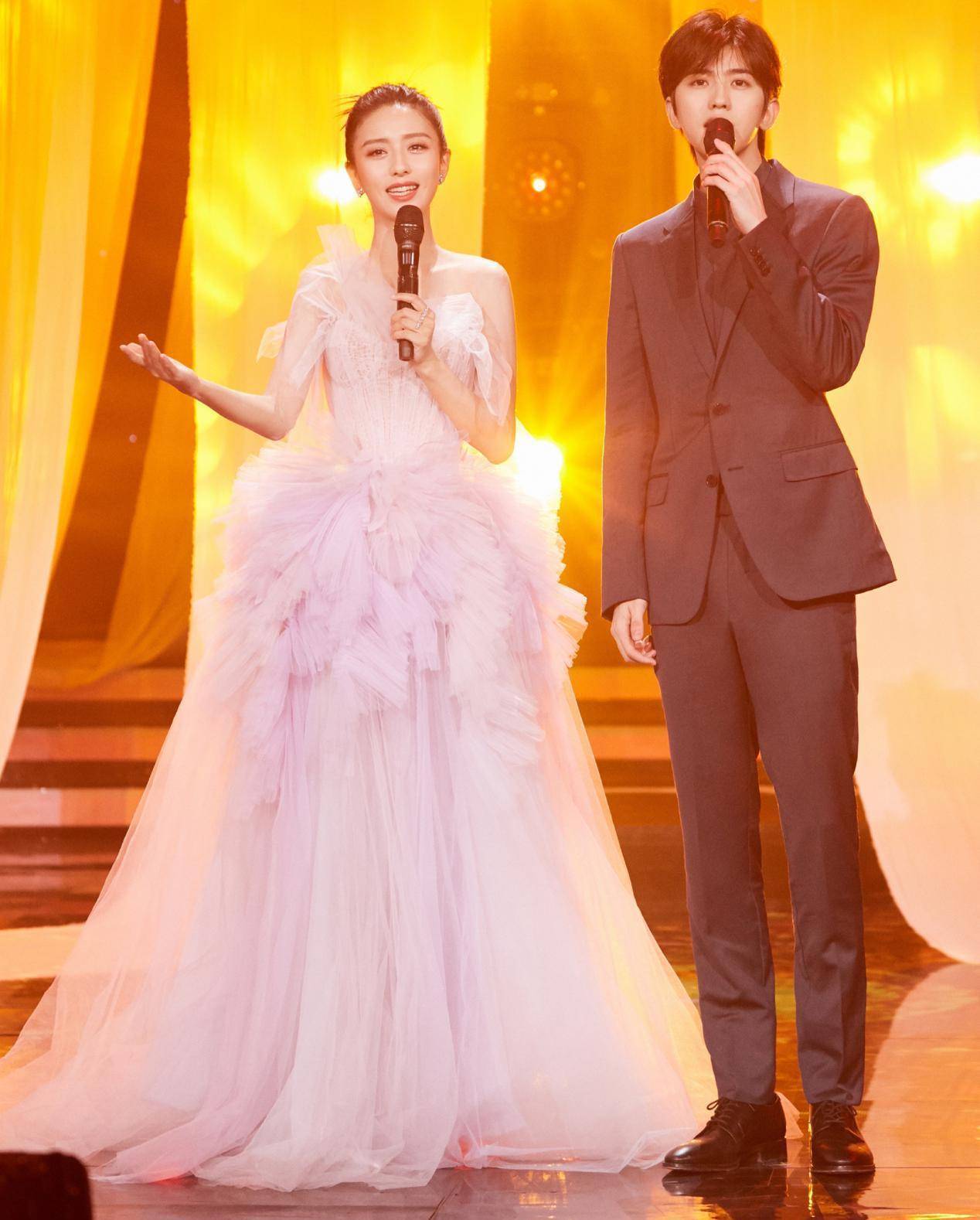 佟丽娅国庆音乐会搭档蔡徐坤,粉色纱裙高贵时尚,仙气十足_白色_长裙