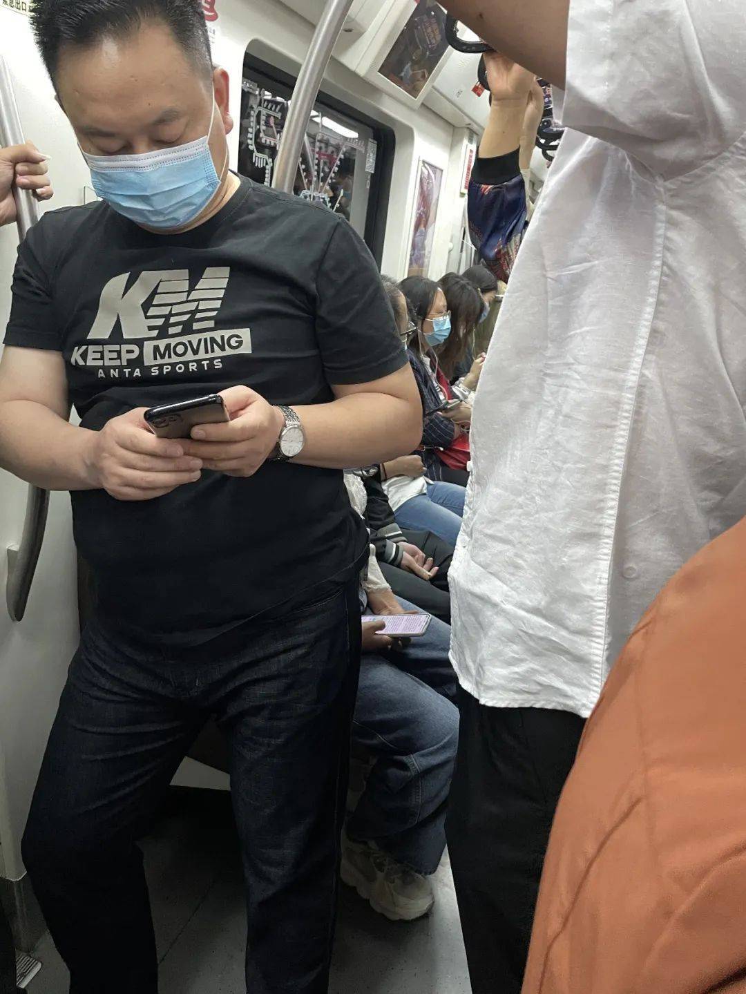 当代年轻人的后背如芒在背