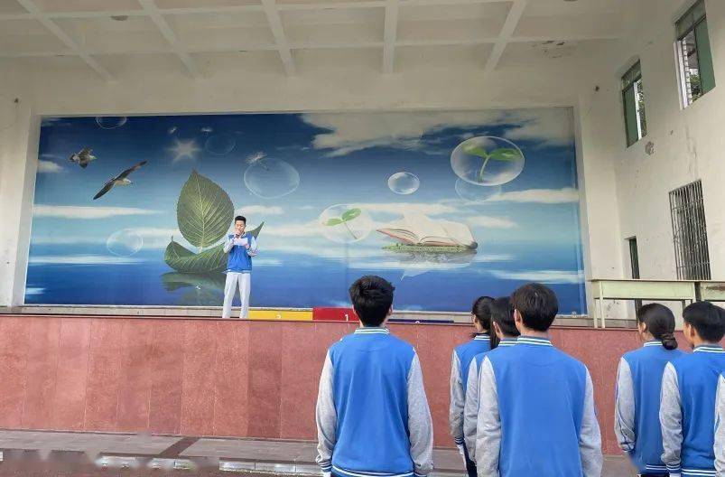 副校长主持开幕仪式01体育节开幕近日,西昌六中第38届校园体育节开幕