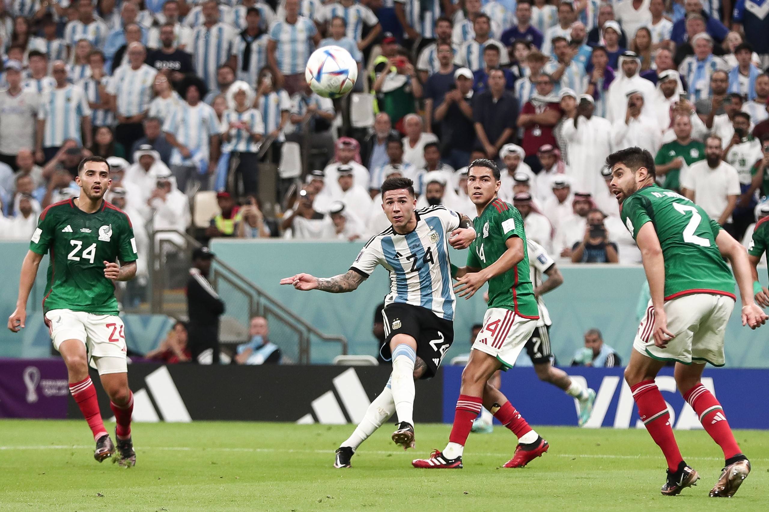 早安·世界杯|梅西带伤背水一战,潘帕斯雄鹰2:0胜出_阿根廷队_球员