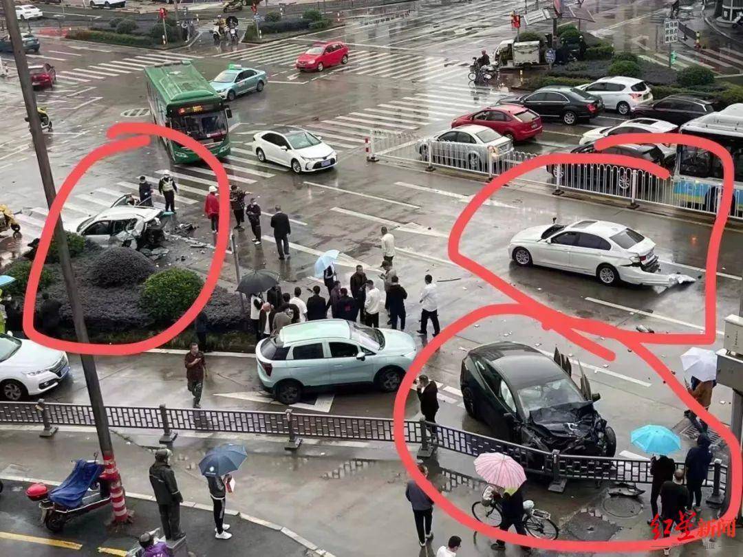 台州一特斯拉与两车追尾碰撞致两死一伤 目击者：肇事车辆在左转车道闯红灯