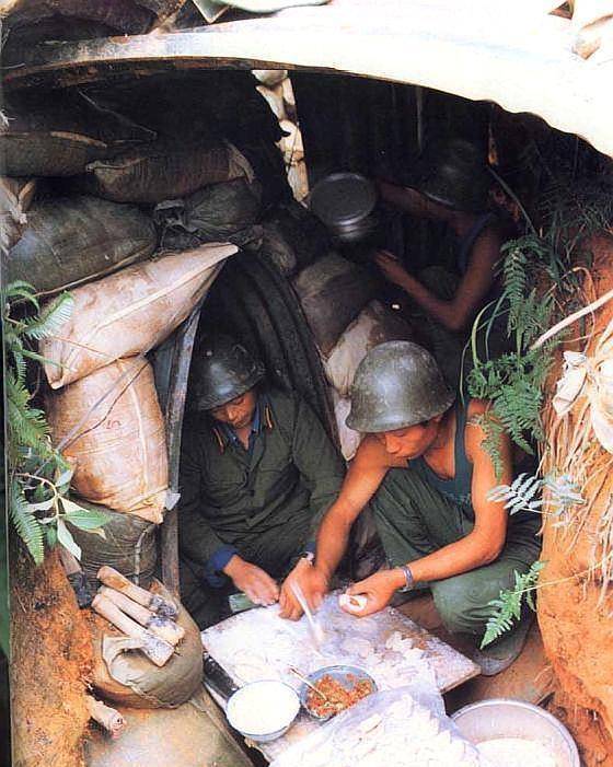 中越战争的细节:士兵猫耳洞里包饺子,伤兵被抬着到处跑_越南_国家