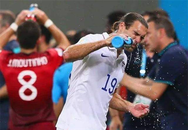 为什么足球运动员在赛场上喝水,都是边喝边吐的?