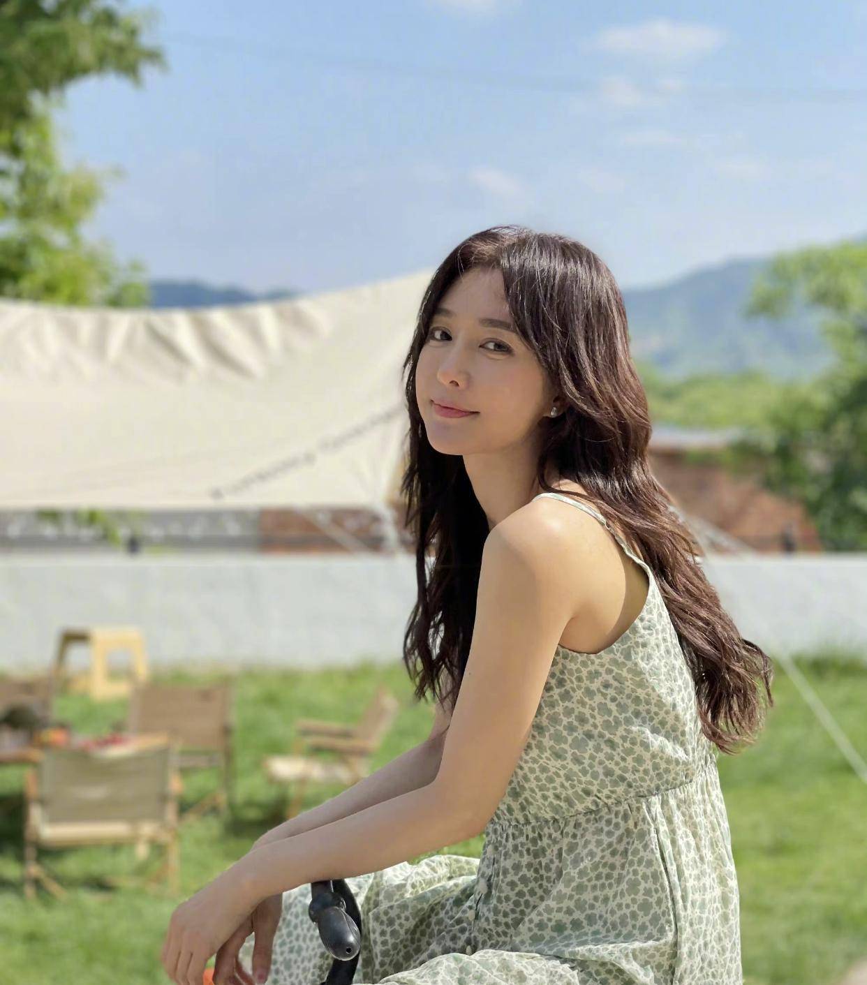 43岁秦岚与胡茬男亲密合照,主动靠头依偎似情侣,素颜皮肤太娇美_亲朋