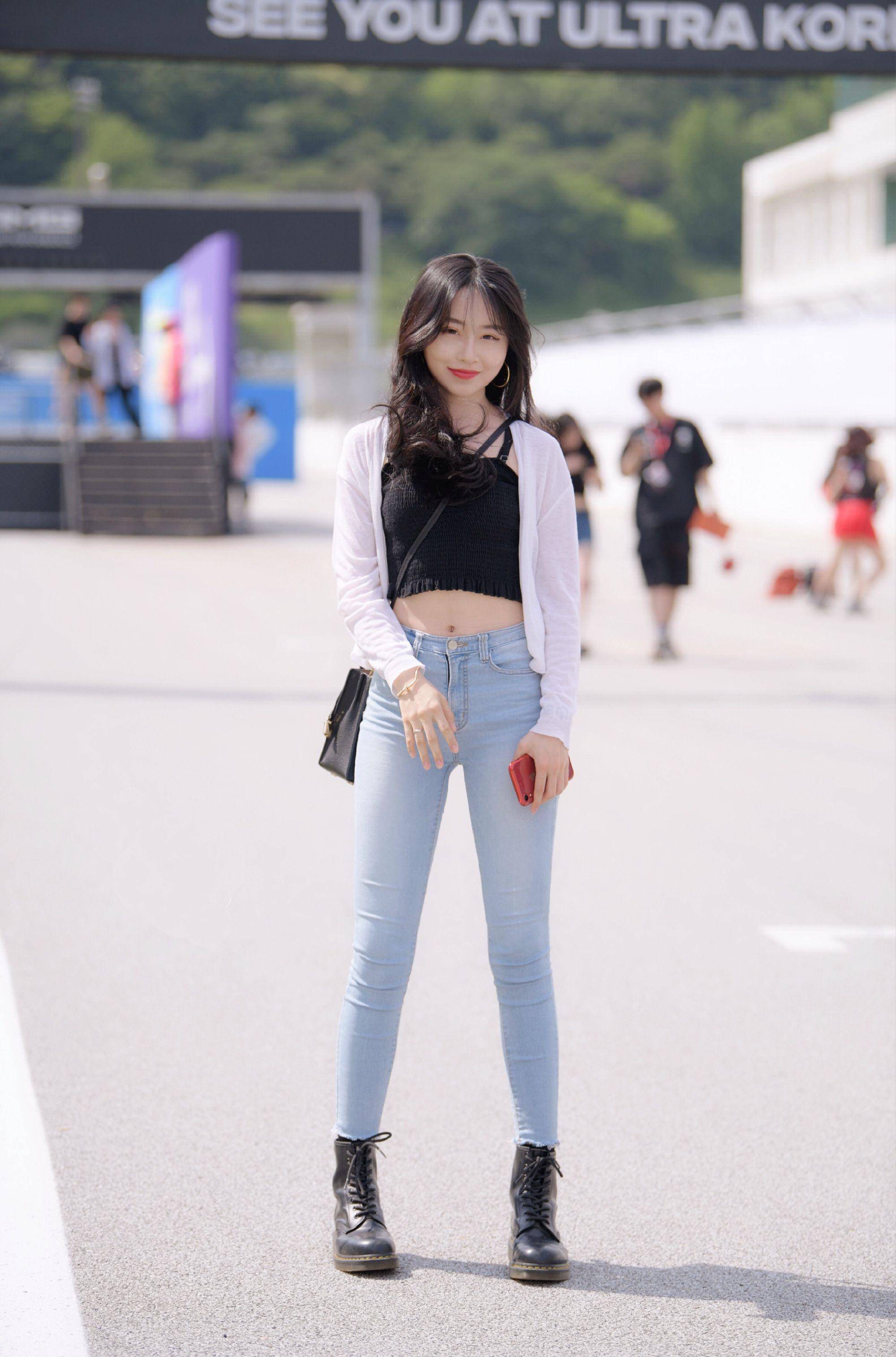 街拍:笑容甜美的小姐姐,黑色吊带背心搭修身牛仔裤,美丽动人_穿着