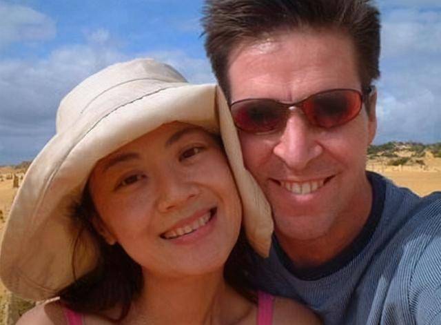 昔日电视美女主持,嫁外国人后分手,今50岁带2孩子依旧单身_姜丰_妈妈