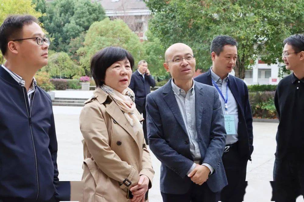k二,调查评估龙泉一中校长林峰对评估组专家的带来表示热烈的欢迎,作