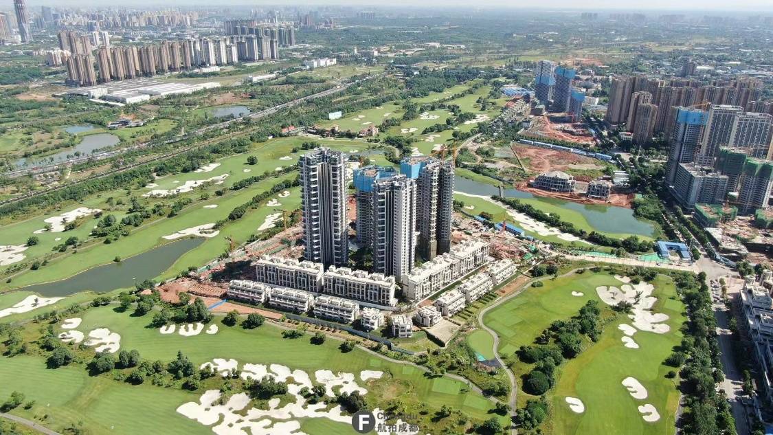 成都新房公园现房别墅【卧龙谷壹号】实地探房_项目区_天鹅湖_价格