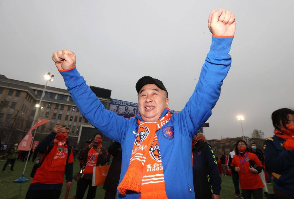 青岛海牛投资人乔伟光激动落泪:不忘初心,方得始终_球迷_中超_比赛