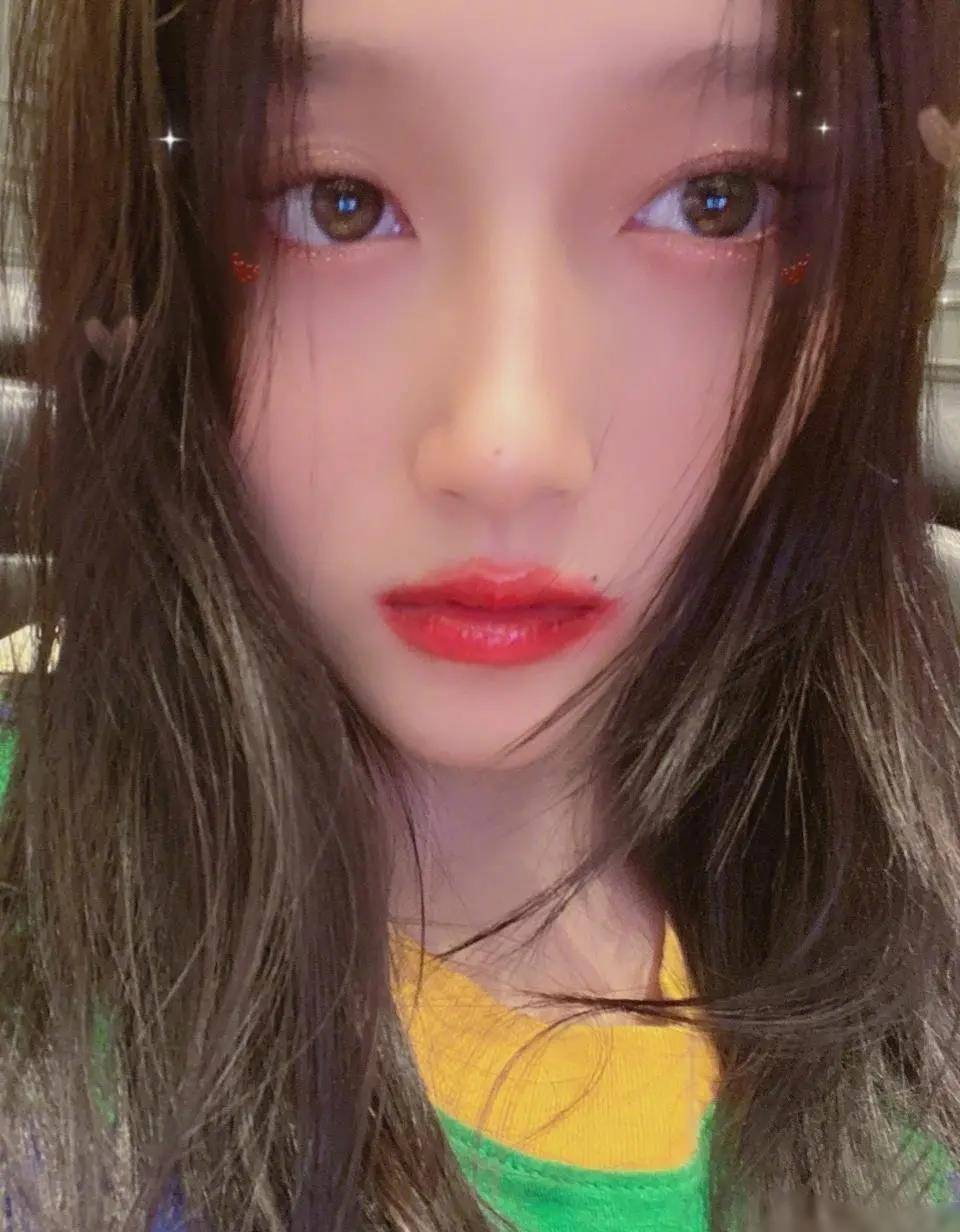 关晓彤晒出九宫格自拍,红唇诱人,全网的注意力都在她的嘴巴上_照片