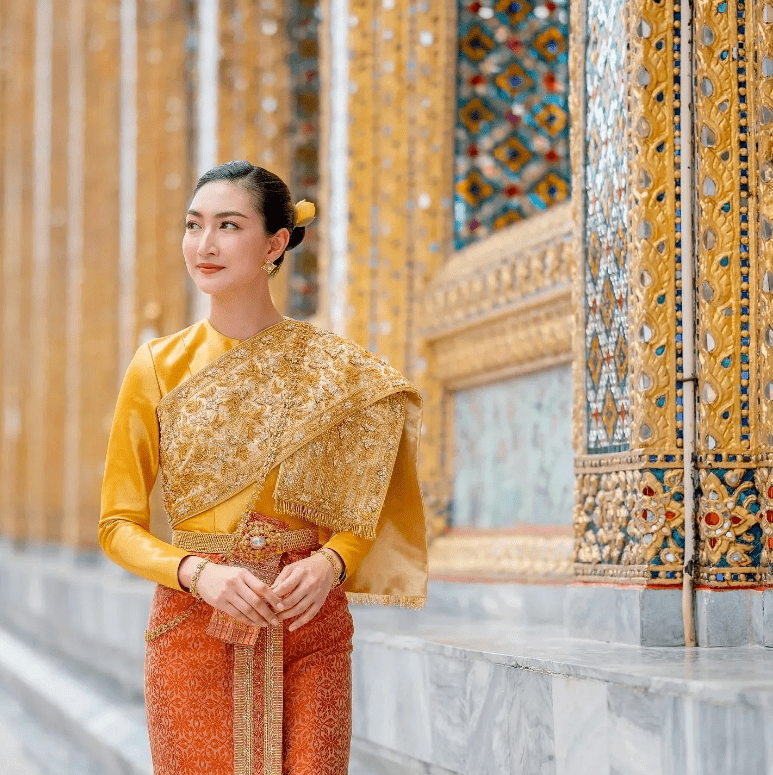 身穿着优雅的泰国服饰的pancake khemanit,漂亮的令人挪不开眼.