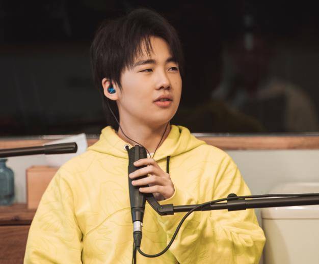 郭麒麟和生母罕同框,五官太相像,离开郭德纲后妈妈身价已经过亿_孩子