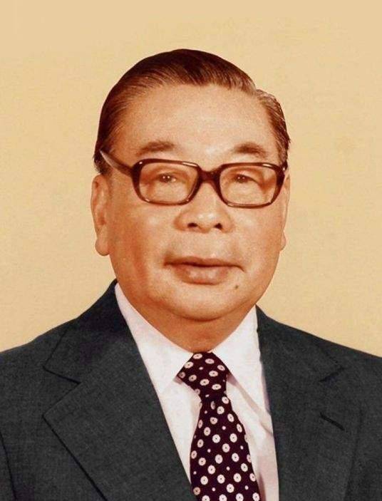 蒋纬国问戴季陶是不是自己生父?戴季陶拿出镜子和照片:你像谁?