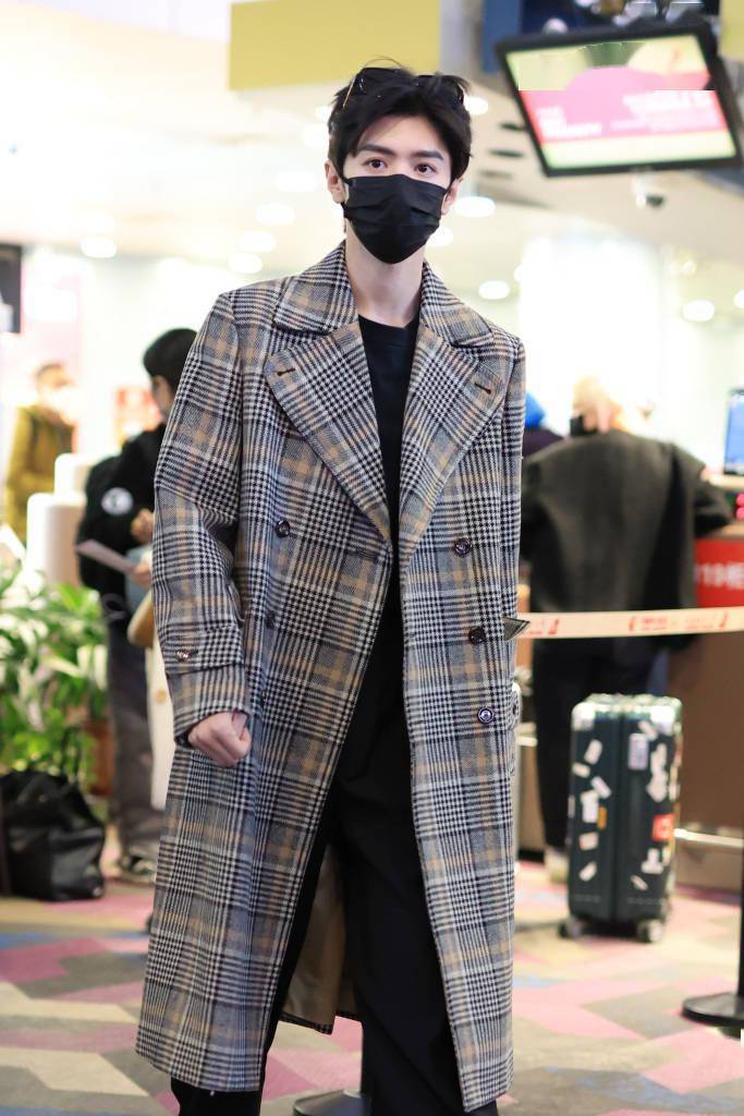 "反派男友"陈哲远穿格子大衣演绎冬日时尚_翻领_造型_西装
