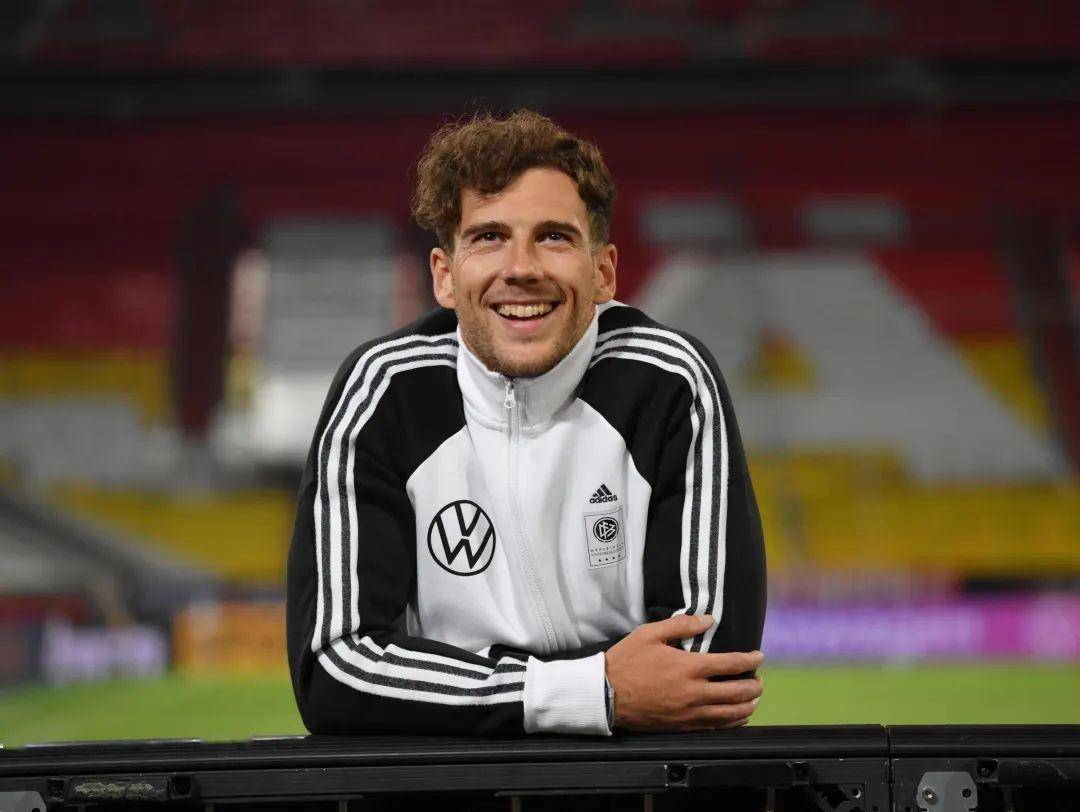 萊昂·戈雷茨卡(leon goretzka),今年 27 歲,在場上一般司職中場,也可