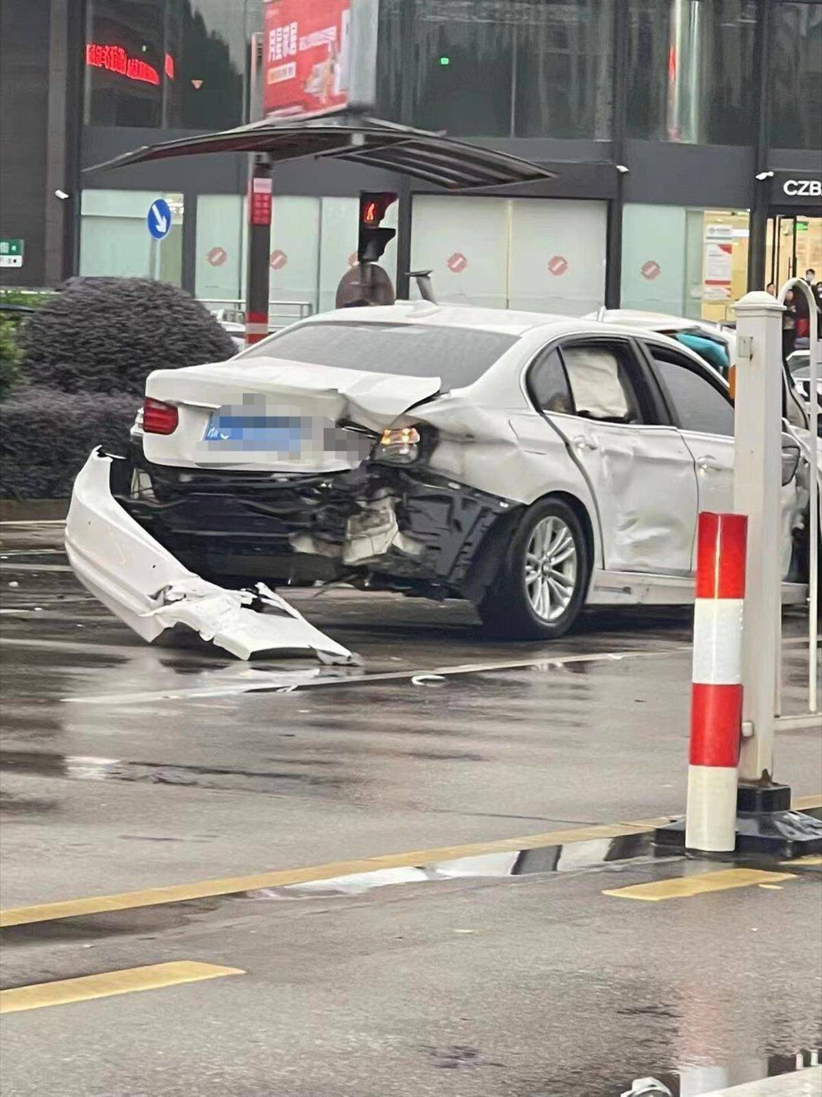 台州一特斯拉连撞两车致2死1伤,目击者:涉事车车速非常快