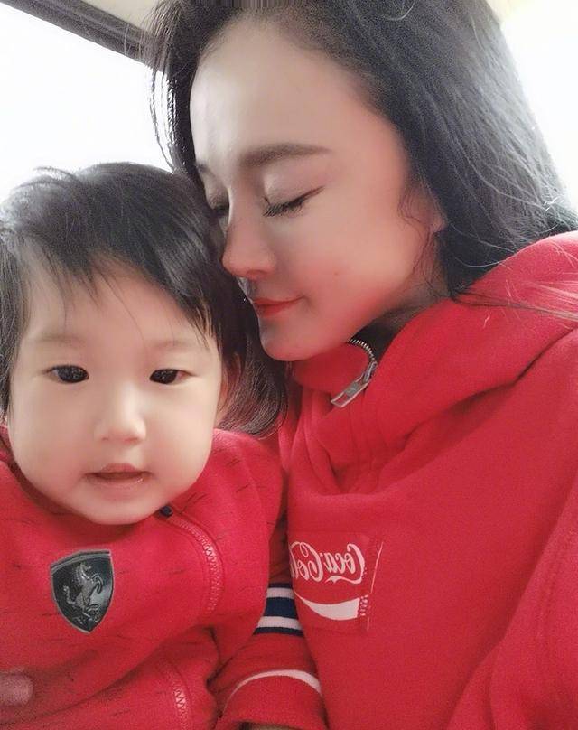 冉莹颖晒照,拳王老公运动装年轻帅气,三胎儿子穿家居服呆萌可爱