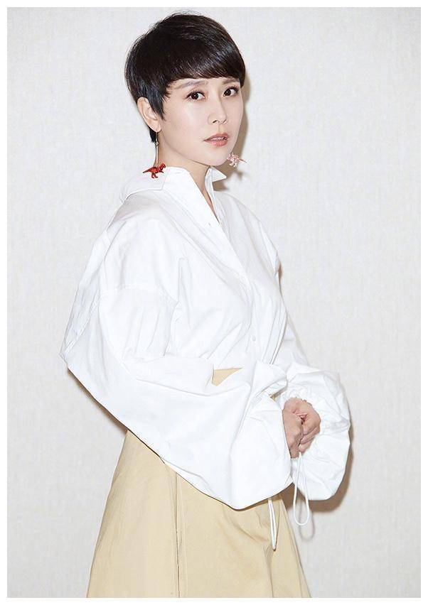 海清真会穿,一件白色衬衫搭配a字半身裙清纯洋气,少女感十足_设计