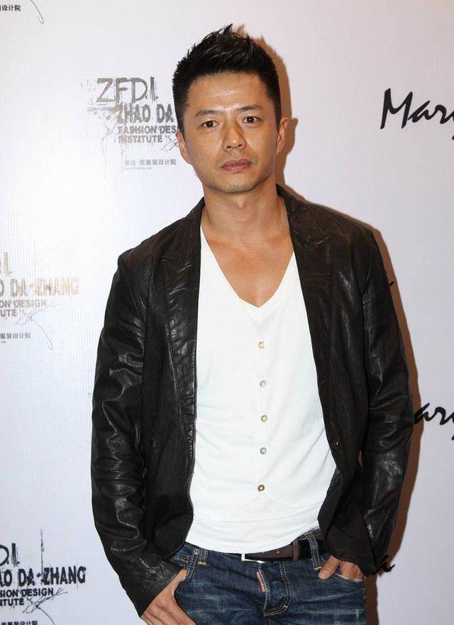 身穿骑士装的段奕宏也上年纪了,胡子挺有特点,是气质型男_西装_男性