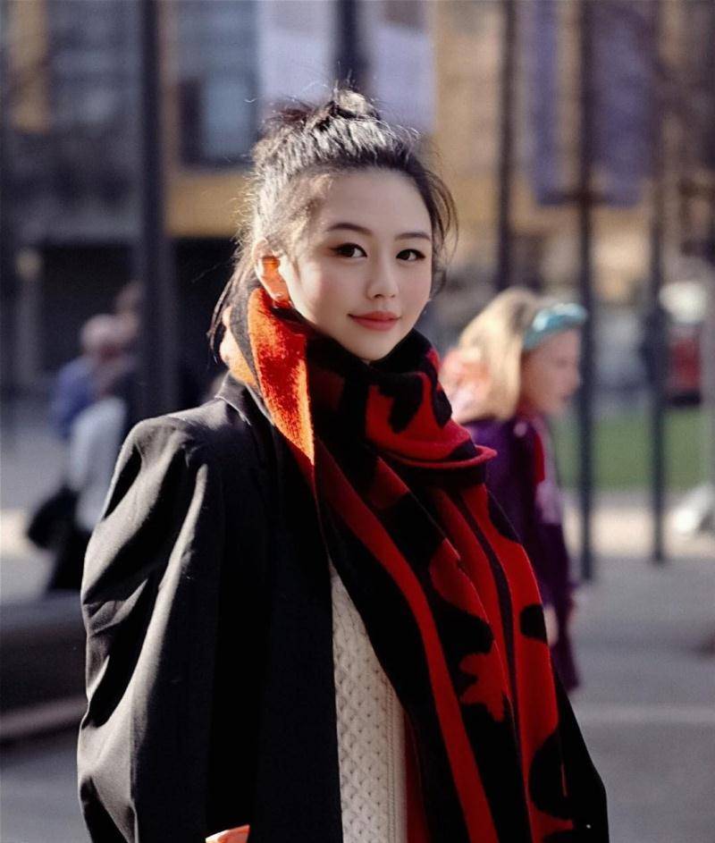 邱淑贞对女儿沈月的「名媛教育」是什么?_舞会_名牌_衣服