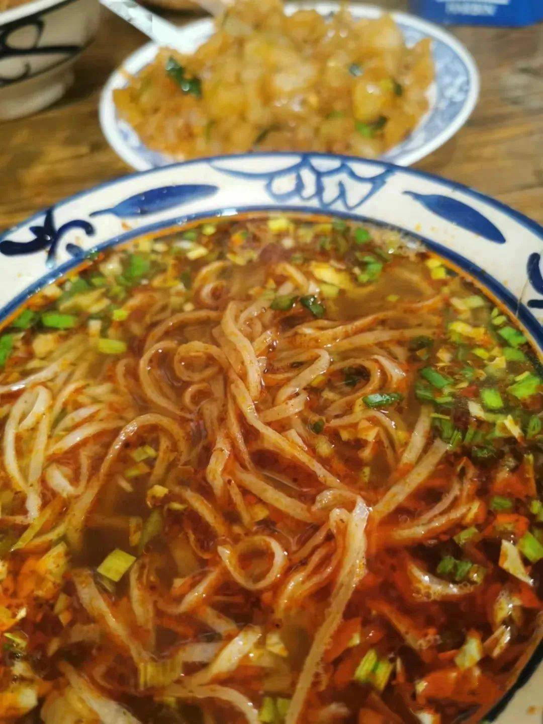 *图片来源于风物志抿节以玉米面,高粱面为原料调水和成软面团,放在