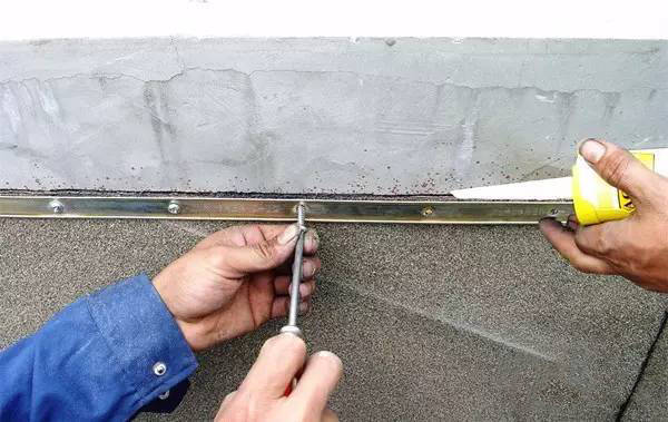 机械固定法,空铺法,条铺法等等,以适应不同的屋面,地下及其他土木工程