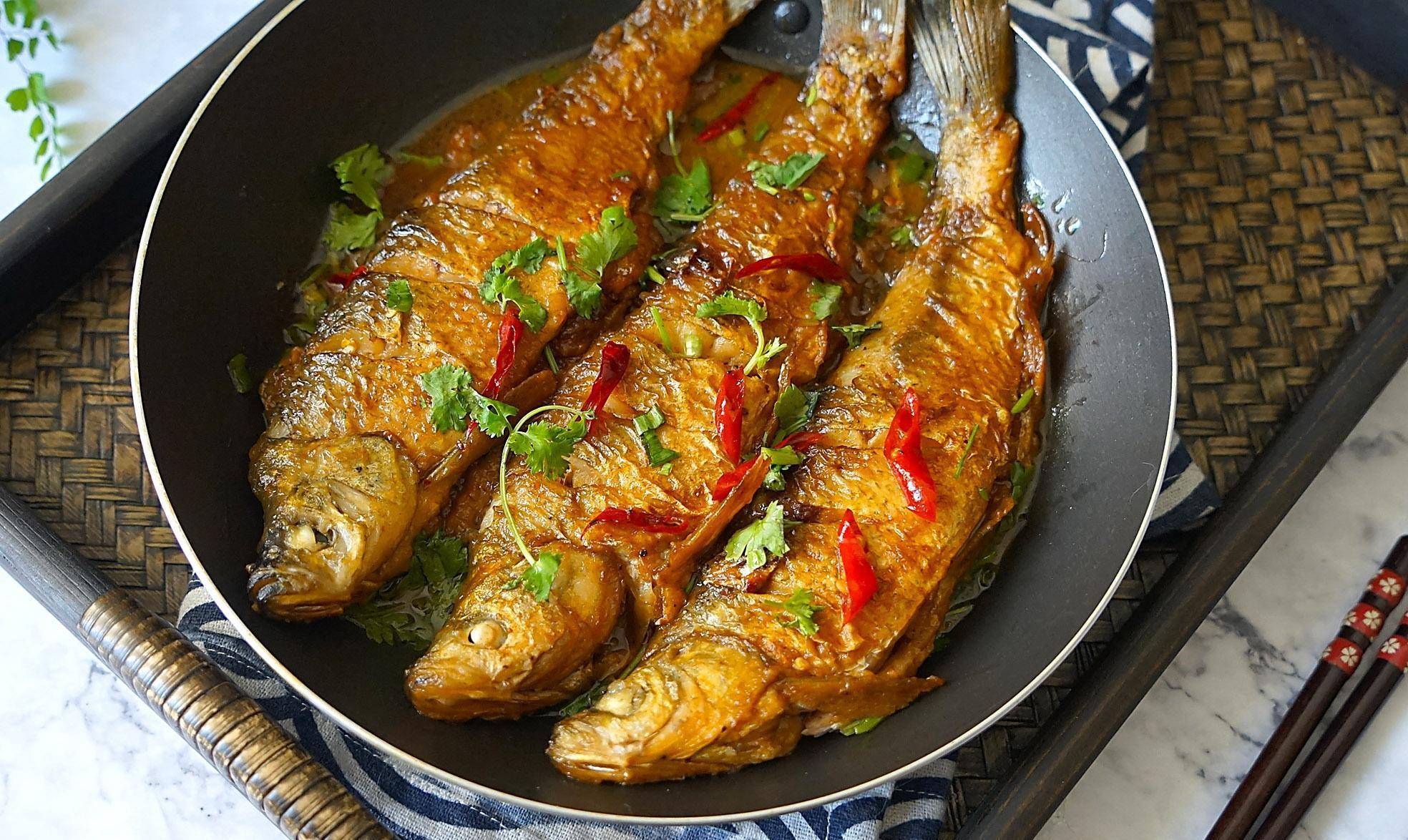 红辣椒4个,大蒜5粒,葱2粒,料酒少许,姜3片,胡椒粉少许,盐少许红烧白鱼