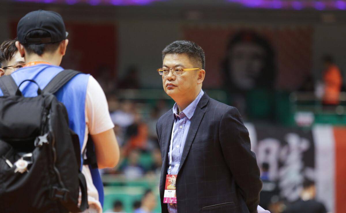 苏群谈cba新媒体版权之争:我为cba未来着想,解说能赚钱?