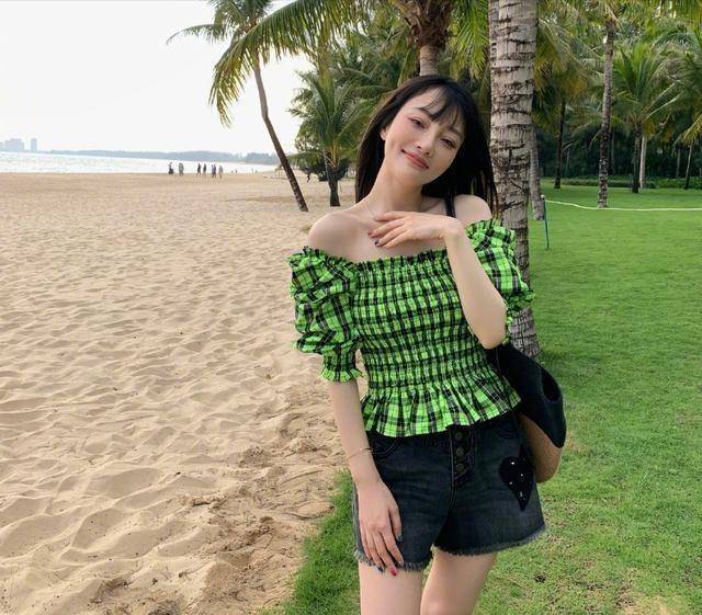 李小璐复婚疑再添实锤,心情大好跳热舞,身材前佩戴项链颇有深意