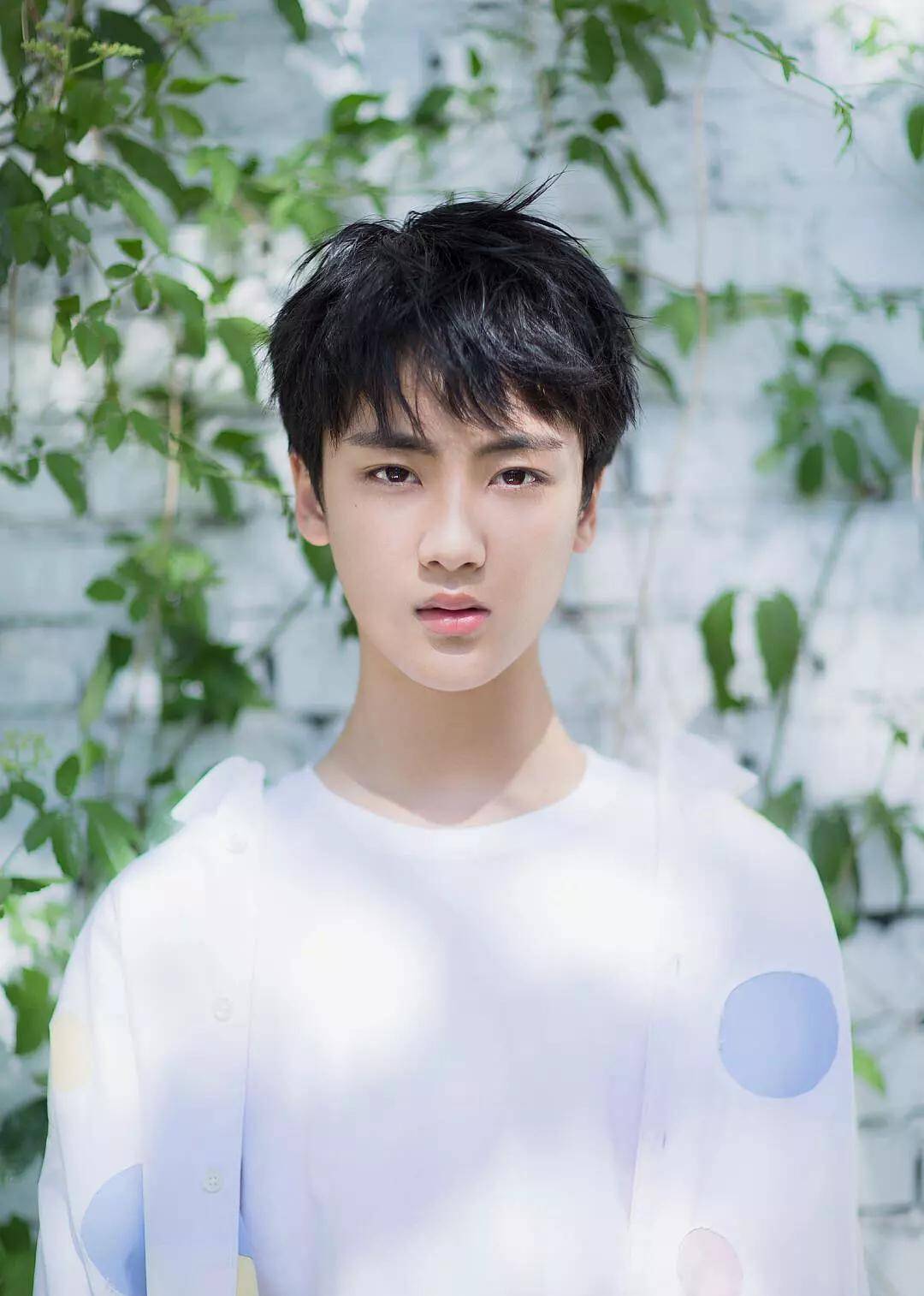 未成年演员边程公开吸烟,青少年偶像只为出名不管品德吗?
