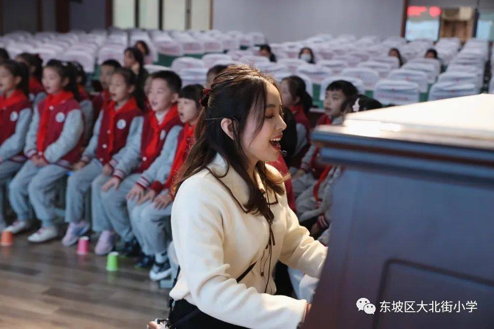 许老师将四川方言与奥尔夫节奏游戏相结合,让孩子们沉浸在快乐的节奏