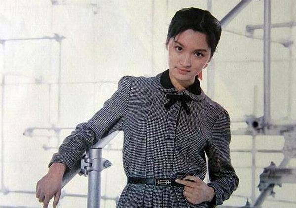 殷亭如本能比肩陈冲却选择出去,丈夫离去独自养大女儿客死他乡_表演