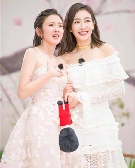 宋茜和唐艺昕的时尚大片风格差不多,你喜欢哪一种?_怀旧_西装_趋势