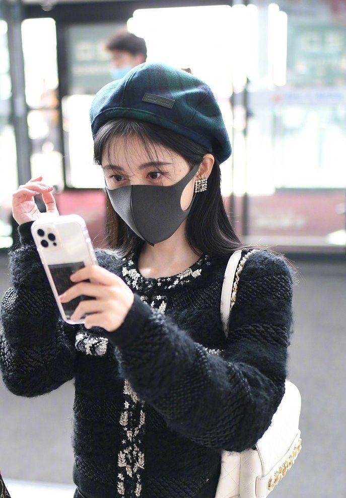 鞠婧祎真是爱美,时刻注意自己的形象,刘海没有丢掉过_外套_时候_衣服