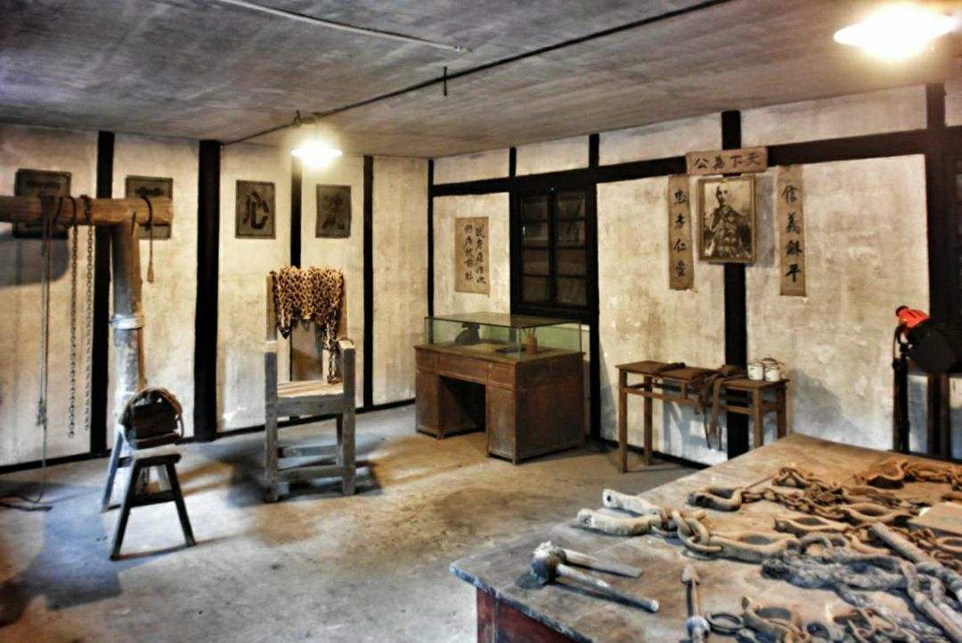 1949年女叛徒叛逃台湾,32年后回乡探亲,朋友一句话让