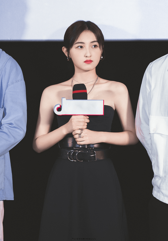 张子枫现身《盛夏未来》首映礼,穿黑色抹身材礼服显时尚,真长大了