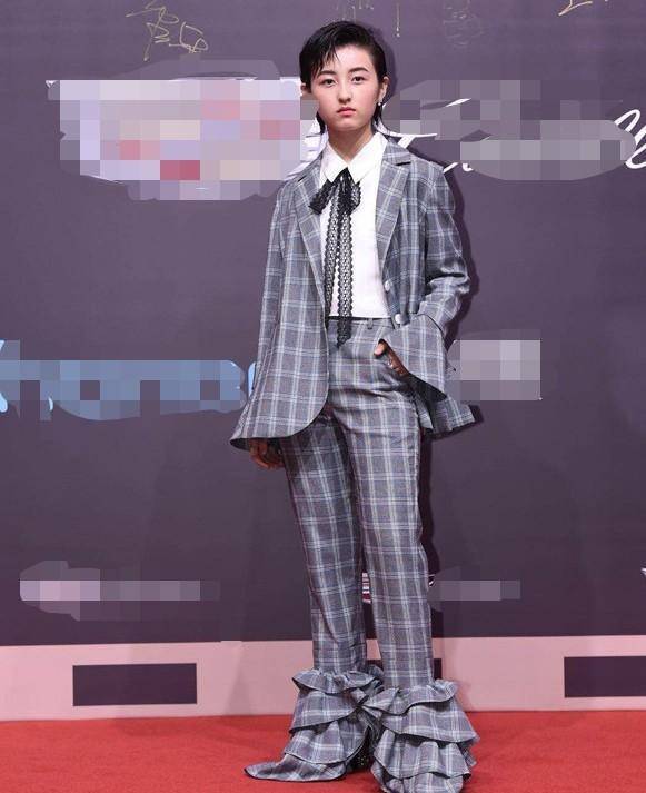 童星张子枫独自回老家过年,行李箱足有半人高!