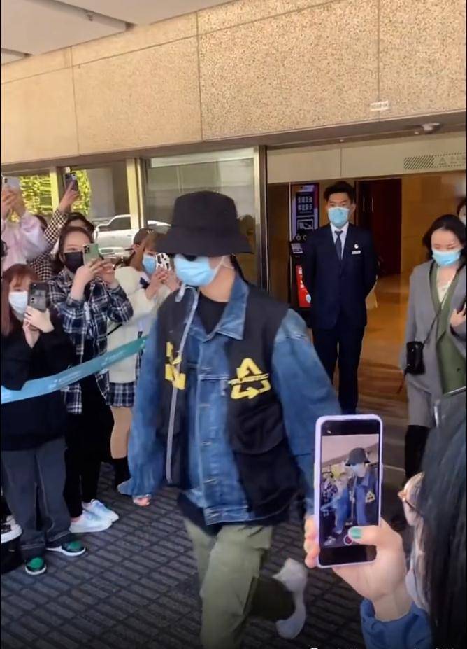 肖战抵达横店拍《朱颜》,助理手中袋子成焦点,粉丝素质被狂赞!