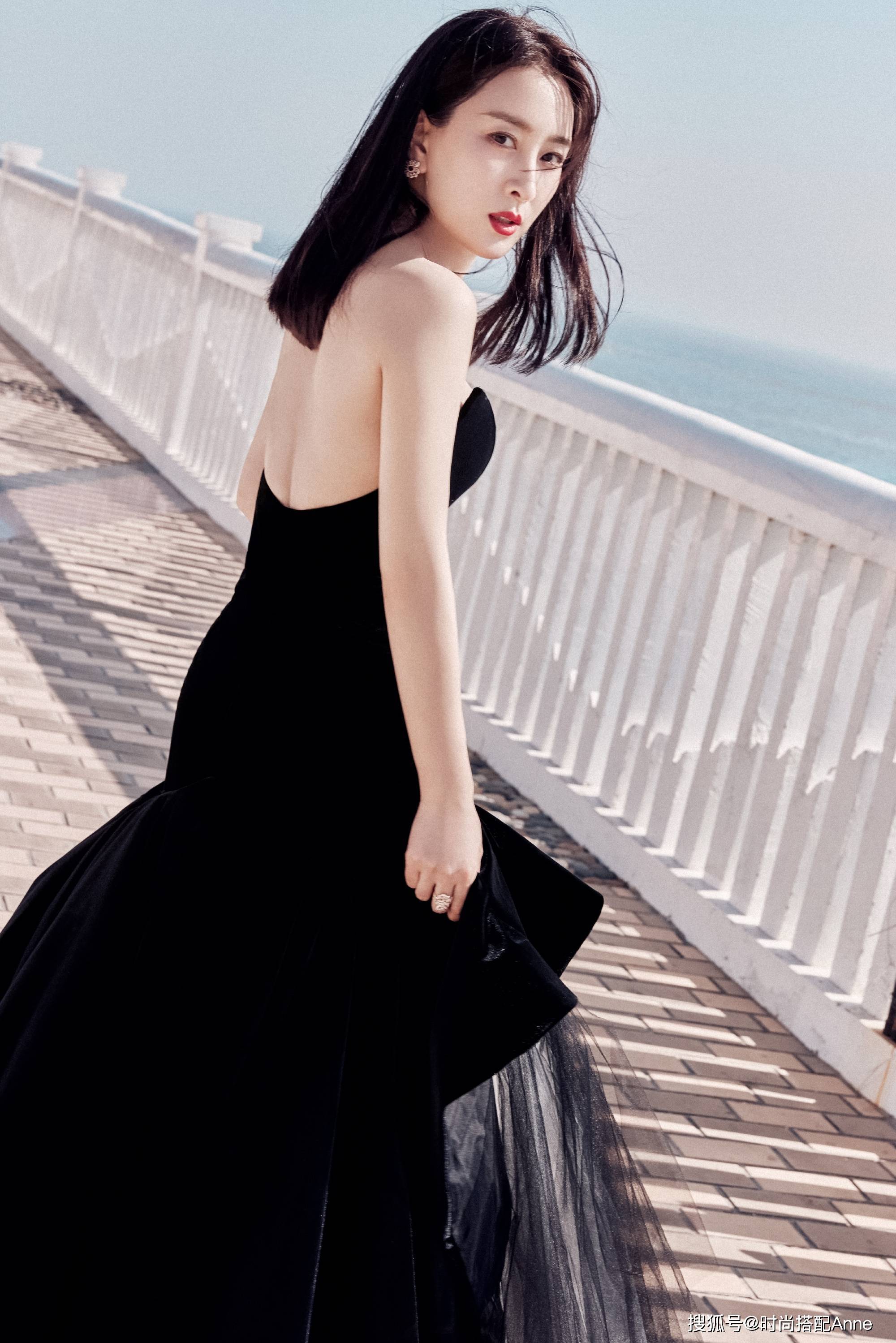 被马苏惊艳到了,抹胸丝绒裙优雅还很高贵,尽显成熟女性的魅力_裙摆