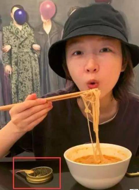 周冬雨吃泡面被批炫富,一旁的配菜惹人妒忌,这可是我一年的工资_网友