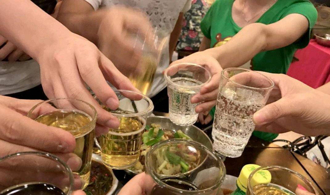 女人_喝啤酒_好朋友