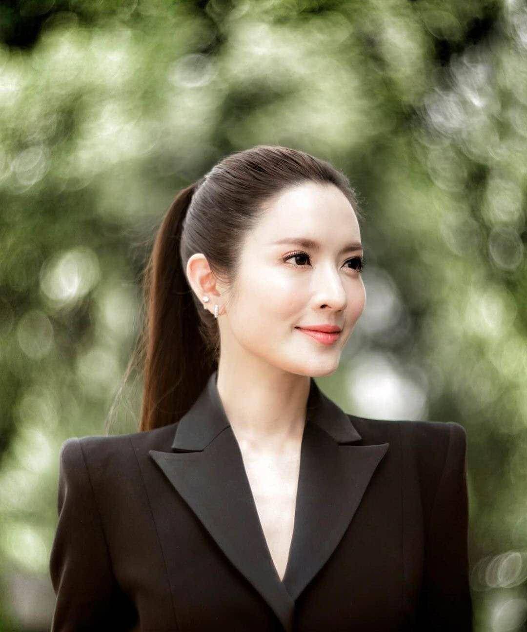 息影八年再次担任女主搭档国外当红小生讲述重生之爱