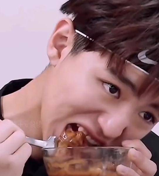 王俊凯吃饭一点形象都不顾,狼吞虎咽满嘴流油,你的偶像包袱呢?