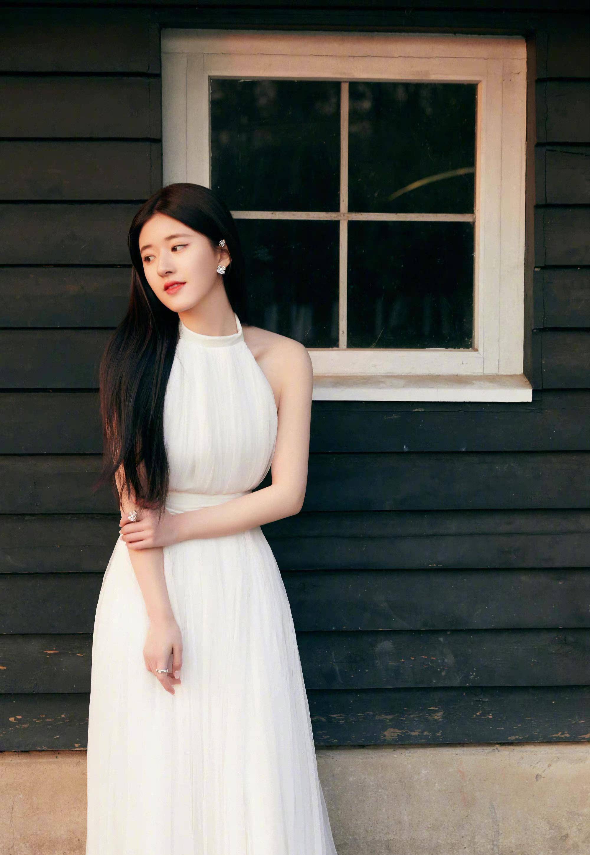 赵露思被嫌穿太素,纯白挂脖裙极简,发量惊人美少女_一身_服装_明星