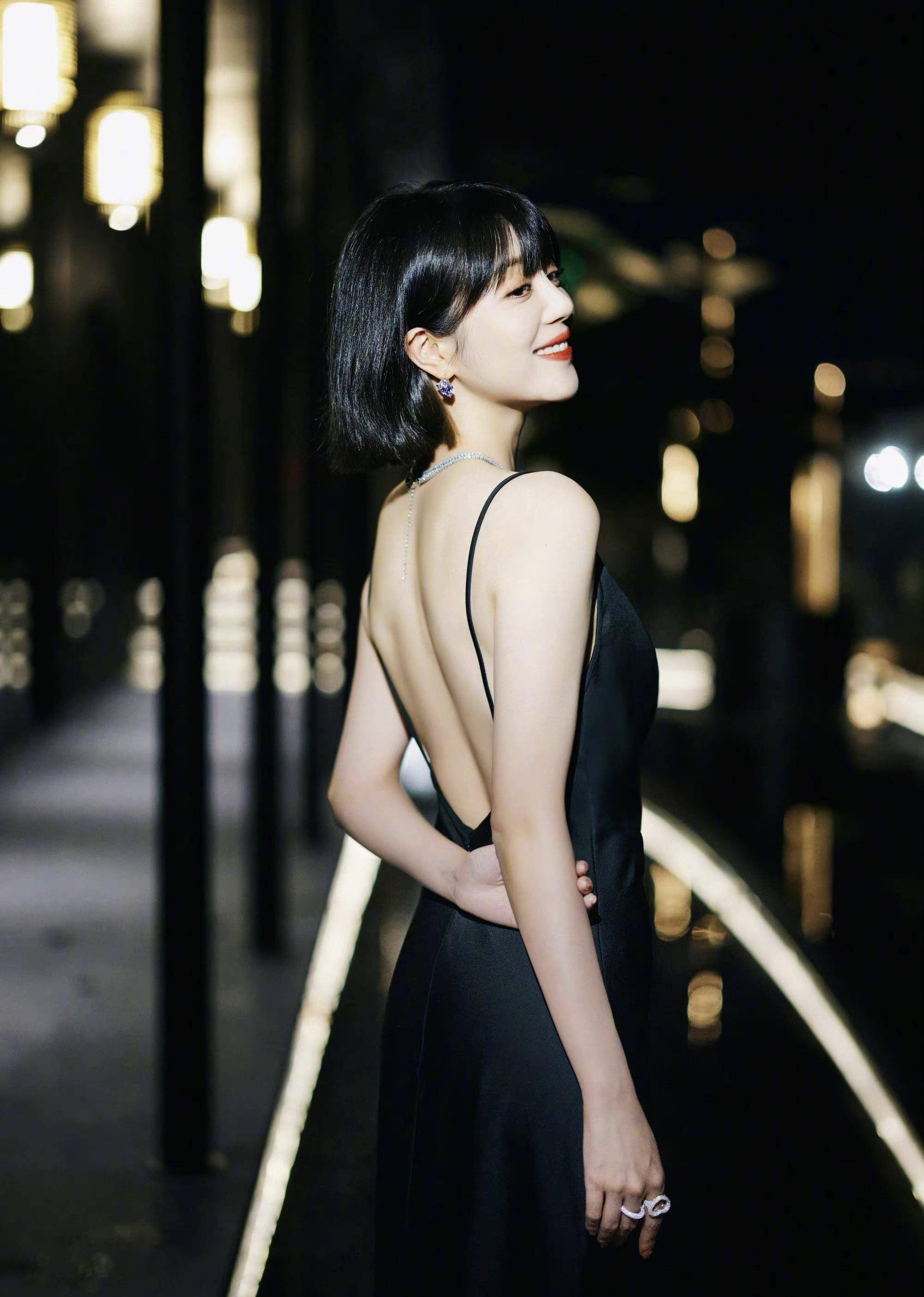 李溪芮松垮衣服也能穿出潮范儿面包服配条纹裤短t秀美腹
